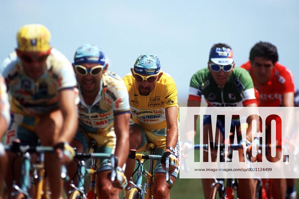 Marco Pantani (Italien Mercatone Uno, Mitte) im gelben Trikot Radsport Herren Tour de France 1998, Straßenradsport, Straße, Rad, Vdia Gruppe 21. Etappe: Melun - Paris