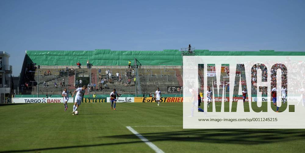 Fußball, Stadiongeschichte SpVgg Unterhaching 18.08.2012, Fussball DFB-Pokal 1.Runde, SpVgg Unterhaching, im Sportpark Unterhaching, Die Werbetafeln die sonst im Stadion hängen, müssen aus Lizenzgründen beim DFB-Pokal mit grünen Planen verhängt werden.