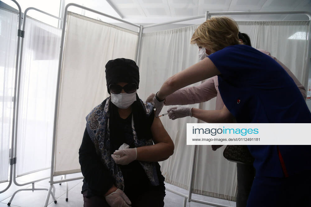 (210208) -- ANKARA, Feb. 8, 2021 -- A woman is vaccinated at a health center in Ankara, Turkey, on Feb. 8, 2021. Turkey on Monday reported 8,103 new COVID-19 cases, including 632 symptomatic patients, as the total number of positive cases in the country reached 2,539,559, according to its health ministry. (Photo by Xinhua) TURKEY-ANKARA-COVID-19-VACCINATION MustafaxKaya