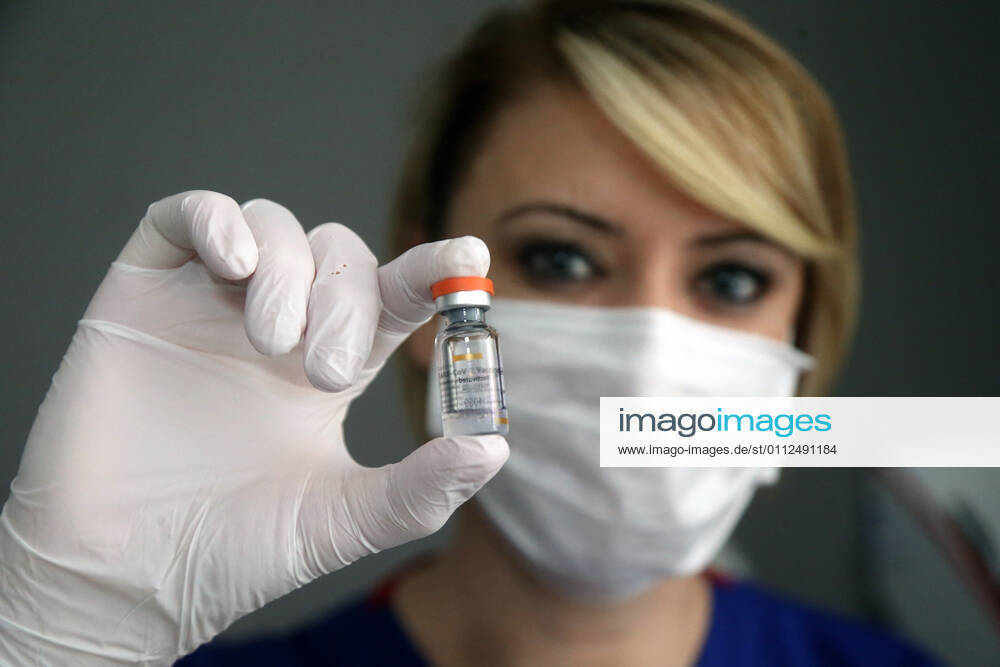 (210208) -- ANKARA, Feb. 8, 2021 -- A nurse shows a vial of the COVID-19 vaccine at a health center in Ankara, Turkey, on Feb. 8, 2021. Turkey on Monday reported 8,103 new COVID-19 cases, including 632 symptomatic patients, as the total number of positive cases in the country reached 2,539,559, according to its health ministry. (Photo by Xinhua) TURKEY-ANKARA-COVID-19-VACCINATION MustafaxKaya