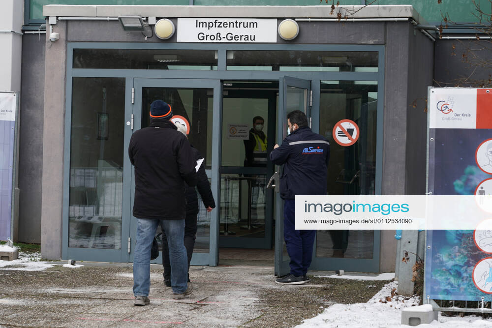 Visitors enter the vaccination centre at the Martin Buber School Gross Gerau 09 02 2021 Start of the vaccination centre Gross Gerau