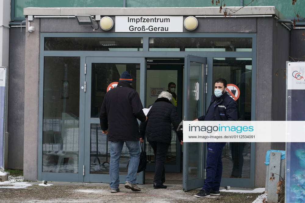 Visitors enter the vaccination centre at the Martin Buber School Gross Gerau 09 02 2021 Start of the vaccination centre Gross Gerau