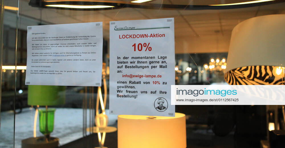 On the shop window of a store closed during the lockdown, it is pointed out that only click and collect is possible during the shutdown Innenstadt Hamburg