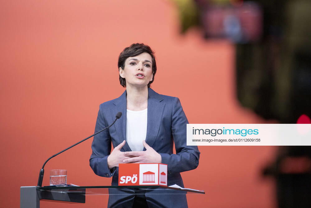 SPOE press conference Vienna: Red foyer ,,Current corona developments Pressekonferenz in Wien mit Pamela Rendi-Wagner zur aktuellen Corona-Entwicklung. Im Bild: SPÖ-Bundesparteivorsitzende Klubobfrau Pamela Rendi-Wagner (SPÖ). Wien, Österreich. 10.02.2021