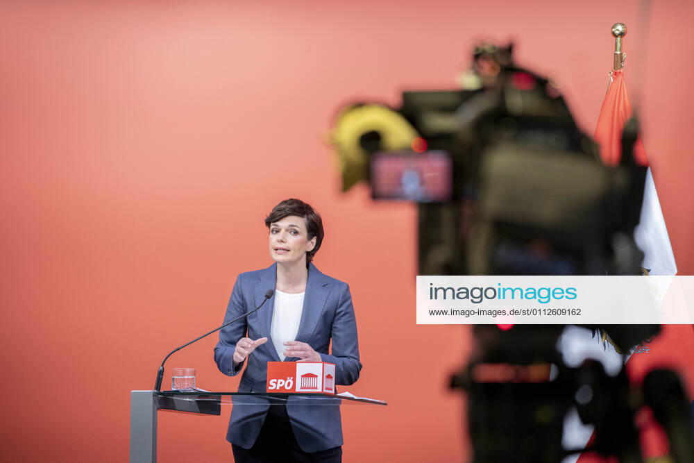 SPOE press conference Vienna: Red foyer ,,Current corona developments Pressekonferenz in Wien mit Pamela Rendi-Wagner zur aktuellen Corona-Entwicklung. Im Bild: SPÖ-Bundesparteivorsitzende Klubobfrau Pamela Rendi-Wagner (SPÖ). Wien, Österreich. 10.02.2021