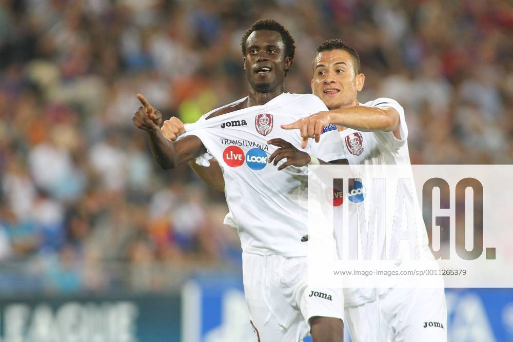 St Jakob Park Basel , SCHWEIZ , Herren Fussball UEFA Champions League Qualifikation Saison 2012 2013 FC Basel - CFR Cluj 1:2 Torjubel Modou Sougou (li) und Ronny (Cluj) ; Jubel , Aktion
