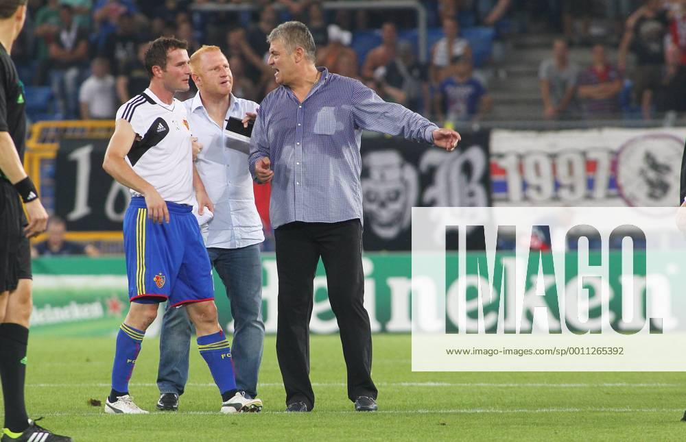 St Jakob Park Basel , SCHWEIZ , Herren Fussball UEFA Champions League Qualifikation Saison 2012 2013 FC Basel - CFR Cluj 1:2 Alexander Frei und Trainer Heiko Vogel (beide FC Basel) - Trainer Ioan Andone (Cluj) nach dem Spiel