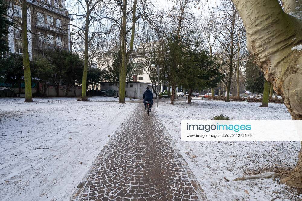 Germany Hesse Frankfurt 11 02 2021 Impressions from Frankfurt Lockdown extension cyclist on a snowy path in Frankfurt Impressions from Frankfurt