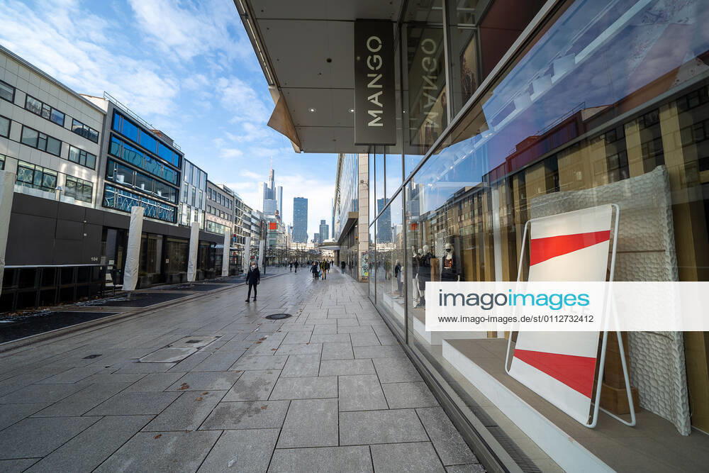 Germany Hesse Frankfurt 11 02 2021 Impressions from Frankfurt Lockdown Extension Mango Logo and in the background the skyline of Frankfurt Sale Advertising in the shop window Impressions from Frankfurt