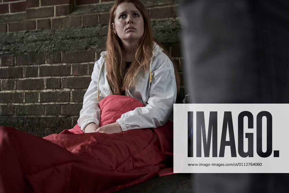 IMAGO Creative: Gesellschaft, Armut Vulnerable Homeless Teenage Girl Sleeping On The Street ,model released, Symbolfoto ,property released