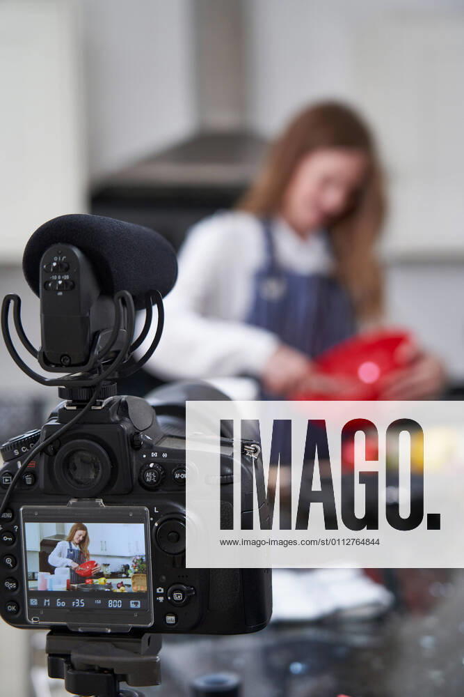 Female Vlogger Making Social Media Video About Cooking For The Internet ,model released, Symbolfoto ,property released