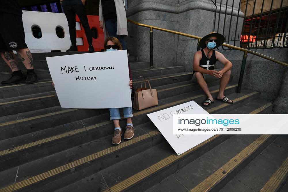 ANTI LOCKDOWN PROTEST MELBOURNE, Protesters are seen during an anti-lockdown protest in Melbourne, Friday, February 12, 2021. Victoria will enter a five-day lockdown from 11.59pm on Friday in an effort to contain an outbreak linked to a quarantine hotel. ( NO ARCHIVING, , NO USE IN BOOKS WITHOUT CONSENT MELBOURNE VIC AUSTRALIA
