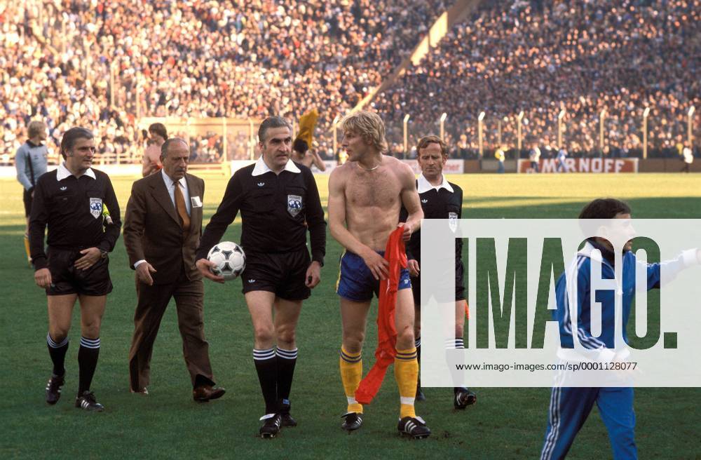 Benny Wendt (2.v.re., Schweden) im Gespräch mit Schiedsrichter Ferdinand Biwersi (BR Deutschland), daneben die Linienrichter Adolf Prokop (re., DDR) und Arturo Andres Ithurralde (Argentinien) Fußball WM Herren Weltmeisterschaft 1978, Länderspiel, Gruppenspiel, Gruppe 3, Nationalmannschaft, Nationalteam Gruppe Brasilien - Spanien 0:0 Buenos Aires