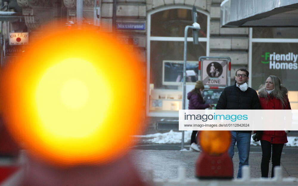 Orange Ampel , People walk with Safety Mask FFP2 during the Hard Lockdown of the Covid 19 Coronavirus Pandemie in Furth , Bayern , Deutschland . February 12, 2021.