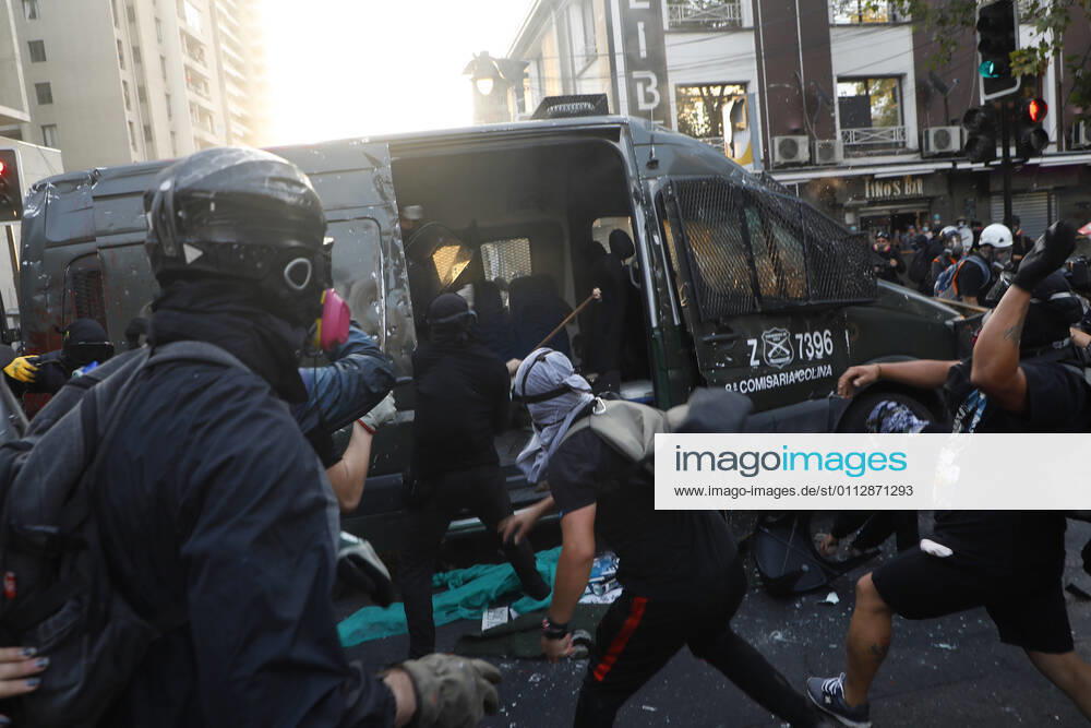 Protests by prisoners of the social outbreak in the center of the capital during the coronavirus pandemic Dragomir Yankovic Aton Chile, Santiago Chile Aton 488491