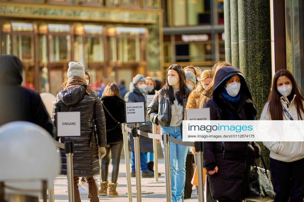 - Wien 12.02.2021 - Coronavirus Krise - Nach dem rund 6 Wochen dauernden österreichweiten 3. harten Lockdown dürfen seit 5 Tagen Einkaufszentren, Friseure und Geschäfte unter strengen Vorgaben wieder aufmachen.Trotz eisiger Kälte waren auch heute viele auf Schnäppchenjagd in den Wiener Einkaufsstrassen. PHOTO: Auch am 5. tag nach Wiedereröffnung stehen die Kunden in der warteschlange vor einem Bekleidungsgeschäft am Stock-im-Eisen-Platz. Vienna, Austria - Coronavirus Crisis - Coronavirus crisis - After the Austria-wide, 3rd hard lockdown, which lasted around 6 weeks, shopping centers, hairdressers and shops have been allowed to reopen under strict guidelines since 5 days. Despite the freezing cold, many were still hunting for bargains