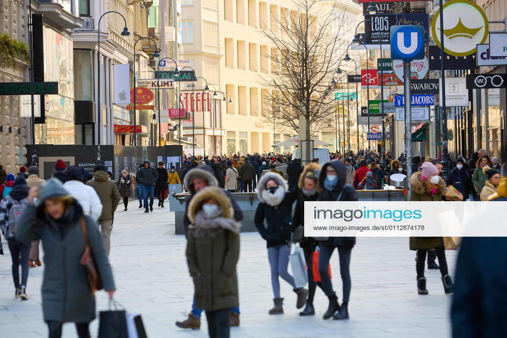 - Wien 12.02.2021 - Coronavirus Krise - Nach dem rund 6 Wochen dauernden österreichweiten 3. harten Lockdown dürfen seit 5 Tagen Einkaufszentren, Friseure und Geschäfte unter strengen Vorgaben wieder aufmachen.Trotz eisiger Kälte waren auch heute viele auf Schnäppchenjagd in den Wiener Einkaufsstrassen. PHOTO: Die Wiener Kärntnerstrasse, Österreichs teuerste Einkaufsstrasse war gut besucht. Vienna, Austria - Coronavirus Crisis - Coronavirus crisis - After the Austria-wide, 3rd hard lockdown, which lasted around 6 weeks, shopping centers, hairdressers and shops have been allowed to reopen under strict guidelines since 5 days. Despite the freezing cold, many were still hunting for bargains in the Viennese shopping streets. Shopping in W