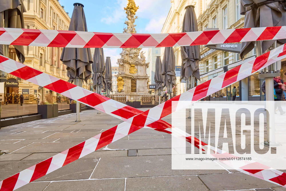 - Wien 12.02.2021 - Coronavirus Krise - Nach dem rund 6 Wochen dauernden österreichweiten 3. harten Lockdown dürfen seit 5 Tagen Einkaufszentren, Friseure und Geschäfte unter strengen Vorgaben wieder aufmachen.Trotz eisiger Kälte waren auch heute viele auf Schnäppchenjagd in den Wiener Einkaufsstrassen. PHOTO: Wie hier Am Graben in der Wiener Innenstadt bleibt die gesamte Gastronomie weiterhin geschlossen auch wenn der Handel wieder aufgesperrt hat. Vienna, Austria - Coronavirus Crisis - Coronavirus crisis - After the Austria-wide, 3rd hard lockdown, which lasted around 6 weeks, shopping centers, hairdressers and shops have been allowed to reopen under strict guidelines since 5 days. Despite the freezing cold, many were still hunting