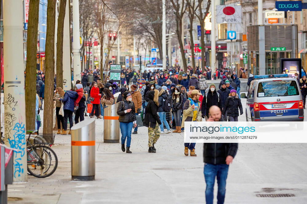 - Wien 12.02.2021 - Coronavirus Krise - Nach dem rund 6 Wochen dauernden österreichweiten 3. harten Lockdown dürfen seit 5 Tagen Einkaufszentren, Friseure und Geschäfte unter strengen Vorgaben wieder aufmachen.Trotz eisiger Kälte waren auch heute viele auf Schnäppchenjagd in den Wiener Einkaufsstrassen. PHOTO: Die Mariahilferstrasse, Österreichs längste Einkaufsstrasse war gut besucht. Vienna, Austria - Coronavirus Crisis - Coronavirus crisis - After the Austria-wide, 3rd hard lockdown, which lasted around 6 weeks, shopping centers, hairdressers and shops have been allowed to reopen under strict guidelines since 5 days. Despite the freezing cold, many were still hunting for bargains in the Viennese shopping streets. Shopping in Wien n