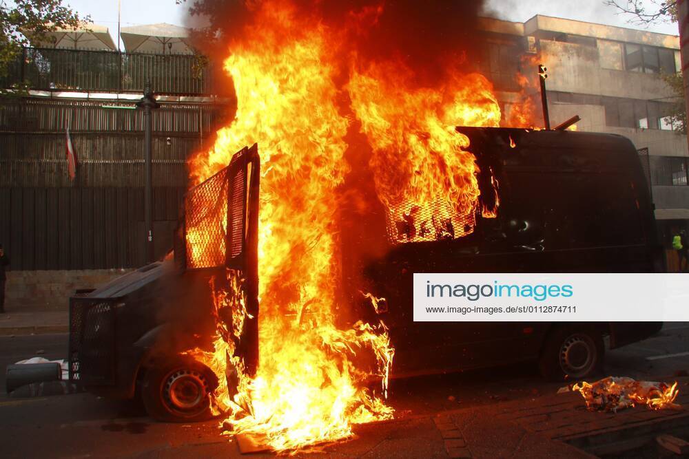 Photograph of a Carabineros vehicle on fire during a demonstration in Plaza Italia in Santiago, Chile, 12 February 2021. The Chilean capital this Friday experienced a new day of protests against the government of President Sebastian Pinera and in rejection of police abuse after the death of juggler Francisco Martinez, shot dead by the Carabineros (militarized police) in a routine identity check. The death of the artist rekindled criticism of the Carabineros and demands to refound the police force. Santiago de Chile lives a new day of protests against the Government and the Carabineros !ACHTUNG: NUR REDAKTIONELLE NUTZUNG!