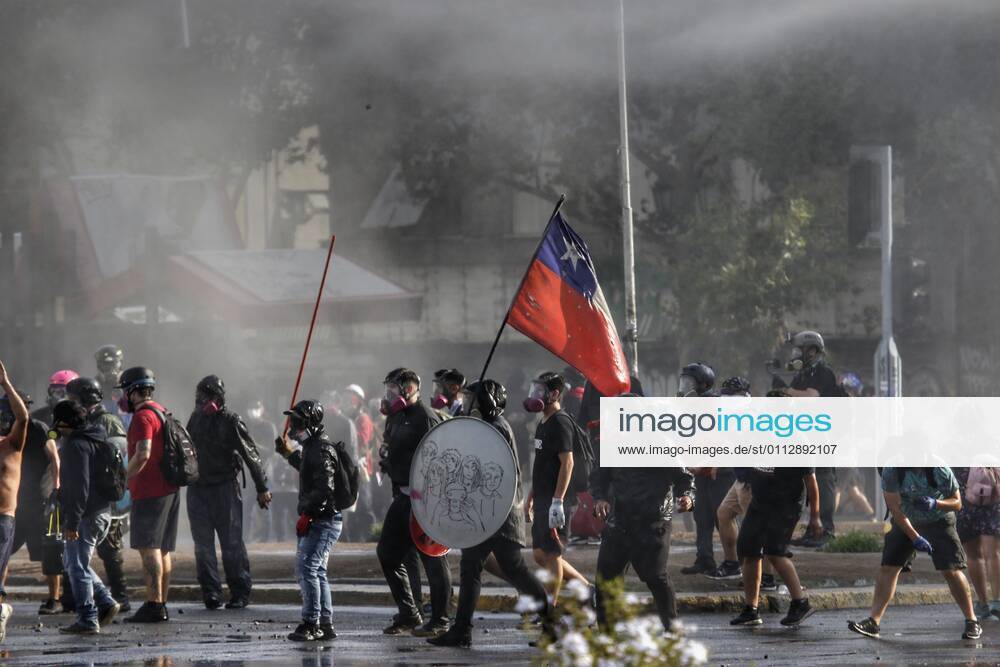 Protests by prisoners of the social outbreak in the center of the capital during the coronavirus pandemic Javier Salvo Aton Chile, Santiago Chile Aton 488431