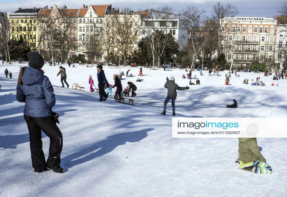 Tobogganing in snowy Berlin park Berlin, DEU, 13 02 21 Tobogganing fun in snowy Berlin Viktoriapark Snow and icy cold continue to dominate the weather Berlin Berlin Germany