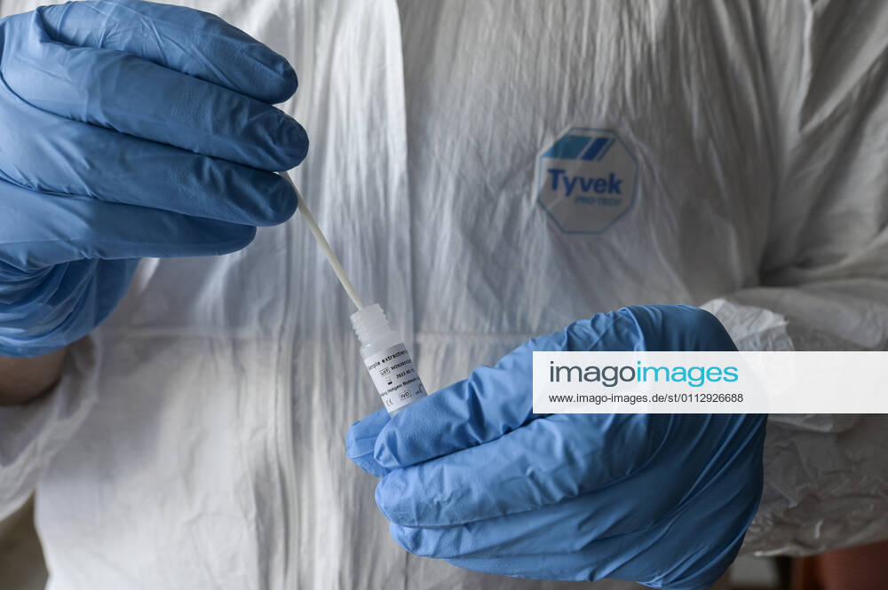 DEUTSCHLAND, Hamburg, Corona Pandemie, Pflegeheim fuer alte Menschen, Schnelltest PoC-Antigen fuer Besucher und Angehörige durch Bundeswehr Soldaten, Testkit der chinesischen Firma Beijing Hotgen Biotech Co. Hamburg Germany