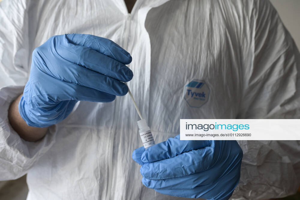 DEUTSCHLAND, Hamburg, Corona Pandemie, Pflegeheim fuer alte Menschen, Schnelltest PoC-Antigen fuer Besucher und Angehörige durch Bundeswehr Soldaten, Testkit der chinesischen Firma Beijing Hotgen Biotech Co. Hamburg Germany