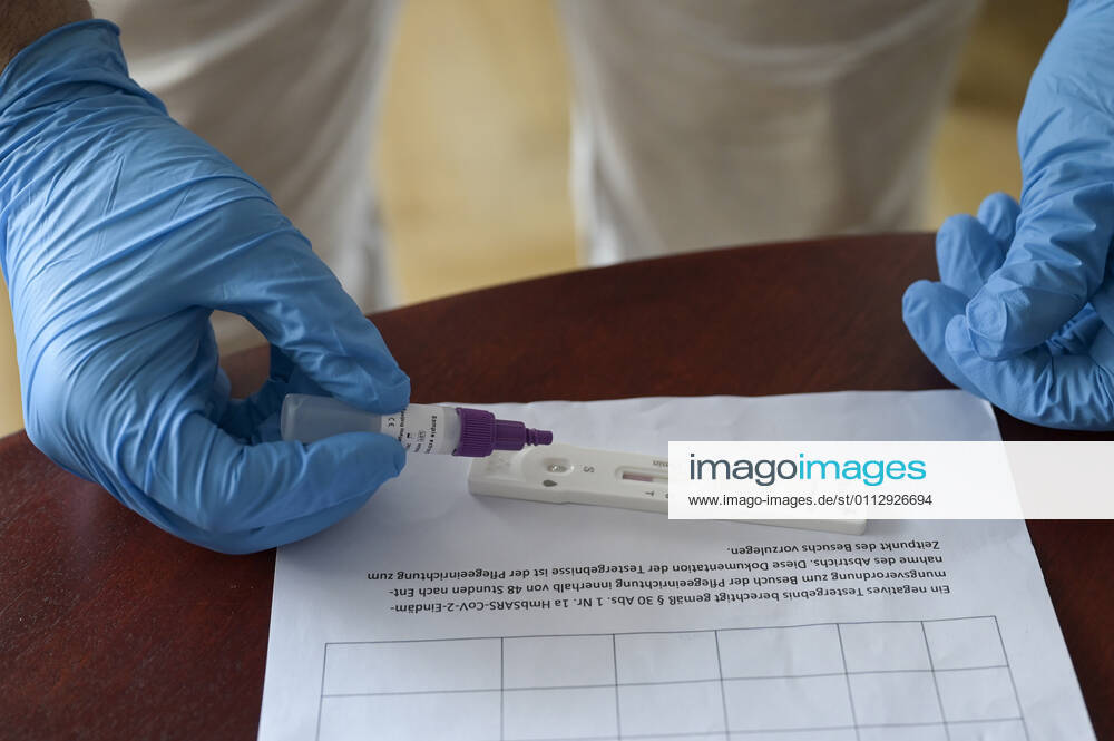 DEUTSCHLAND, Hamburg, Corona Pandemie, Pflegeheim fuer alte Menschen, Schnelltest PoC-Antigen fuer Besucher und Angehörige durch Bundeswehr Soldaten, Testkit der chinesischen Firma Beijing Hotgen Biotech Co. Hamburg Germany