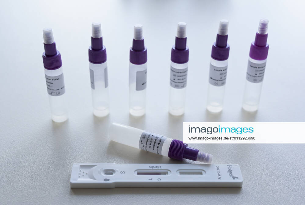 DEUTSCHLAND, Hamburg, Corona Pandemie, Pflegeheim fuer alte Menschen, Schnelltest PoC-Antigen fuer Besucher und Angehörige, Testkit der chinesischen Firma Beijing Hotgen Biotech Co. Hamburg Germany
