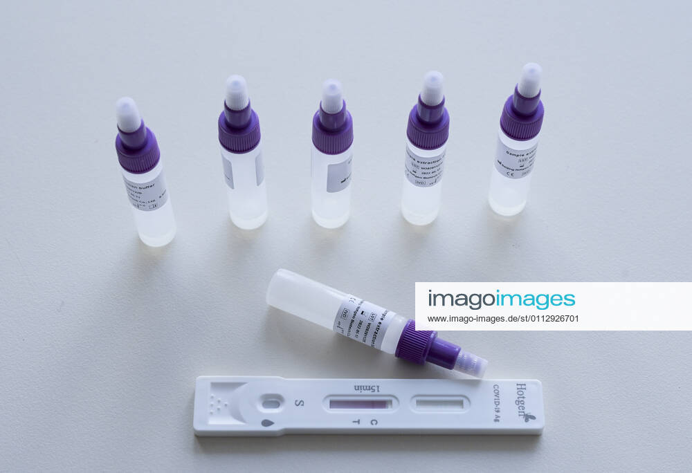 DEUTSCHLAND, Hamburg, Corona Pandemie, Pflegeheim fuer alte Menschen, Schnelltest PoC-Antigen fuer Besucher und Angehörige, Testkit der chinesischen Firma Beijing Hotgen Biotech Co. Hamburg Germany