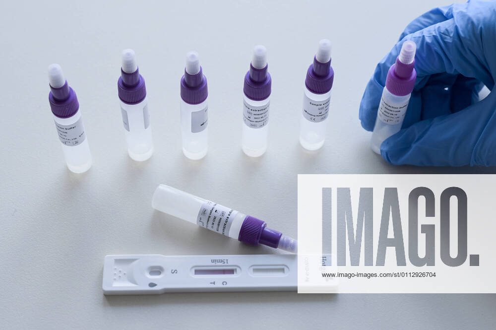 DEUTSCHLAND, Hamburg, Corona Pandemie, Pflegeheim fuer alte Menschen, Schnelltest PoC-Antigen fuer Besucher und Angehörige durch Bundeswehr Soldaten, Testkit der chinesischen Firma Beijing Hotgen Biotech Co. Hamburg Germany