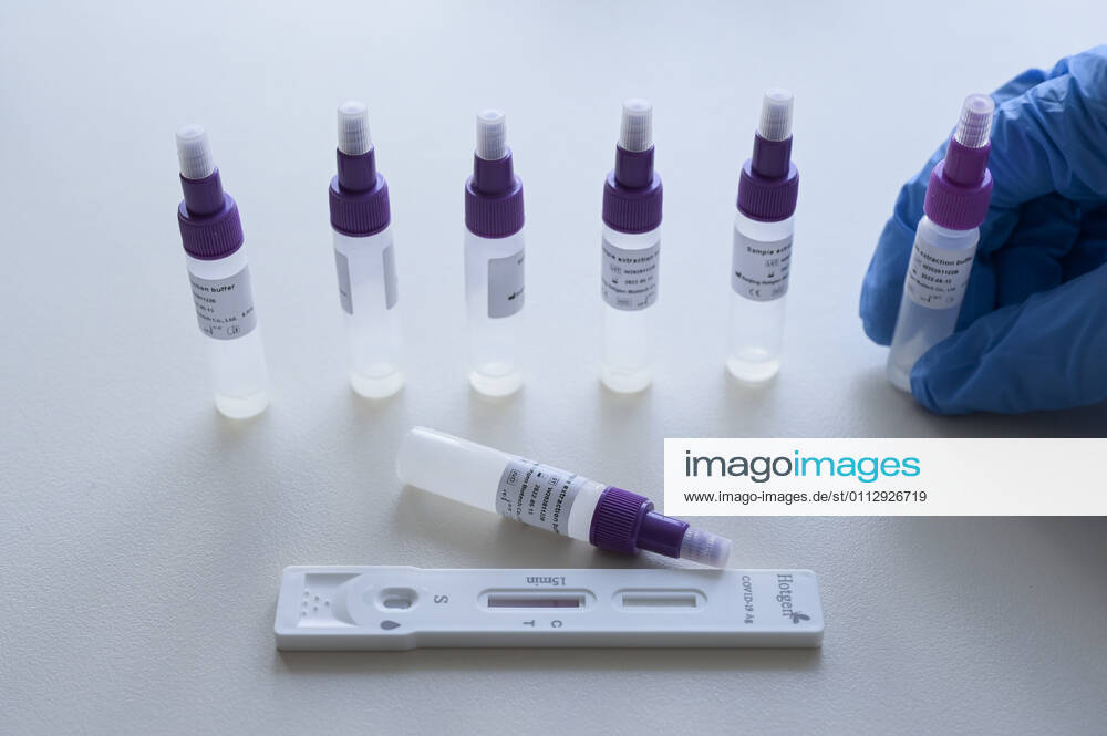 DEUTSCHLAND, Hamburg, Corona Pandemie, Pflegeheim fuer alte Menschen, Schnelltest PoC-Antigen fuer Besucher und Angehörige durch Bundeswehr Soldaten, Testkit der chinesischen Firma Beijing Hotgen Biotech Co. Hamburg Germany