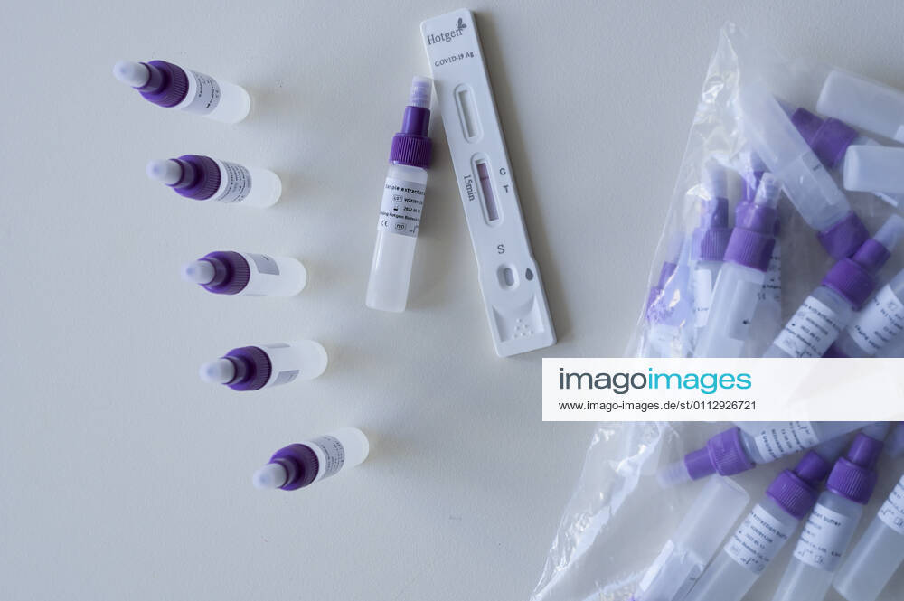 DEUTSCHLAND, Hamburg, Corona Pandemie, Pflegeheim fuer alte Menschen, Schnelltest PoC-Antigen fuer Besucher und Angehörige, Testkit der chinesischen Firma Beijing Hotgen Biotech Co. Hamburg Germany