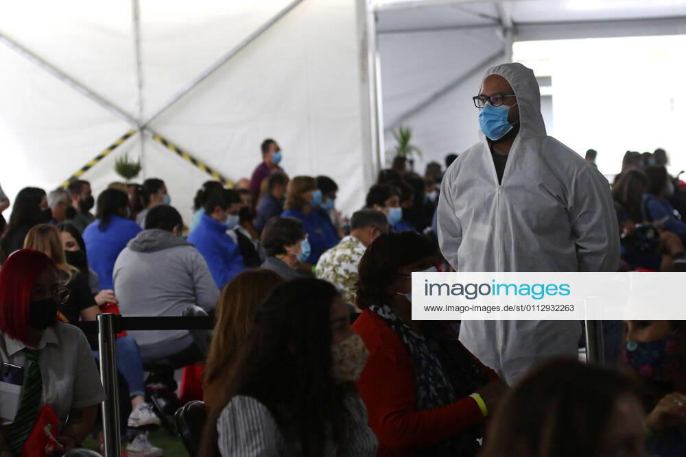 The mayor of La Florida, Rodolfo Carter and the president of the College of Teachers, Carlos Diaz, accompany teachers and education assistants who work in schools in the commune, to the inoculation against Covid 19 In addition, the doors of Espacio Esperanza are