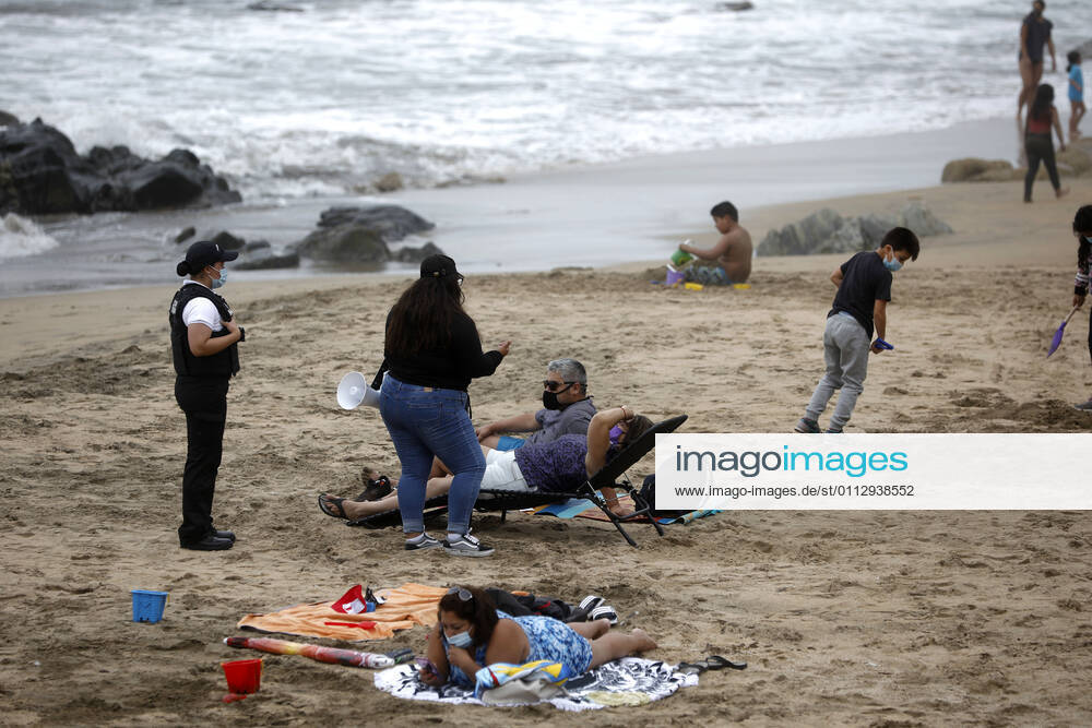 Health authorities and regional government along with Navy personnel inspect vacationers on the Amarilla beach of this commune that advanced to phase 3 Andres Pina Aton Chile, Concon Chile Aton 488584