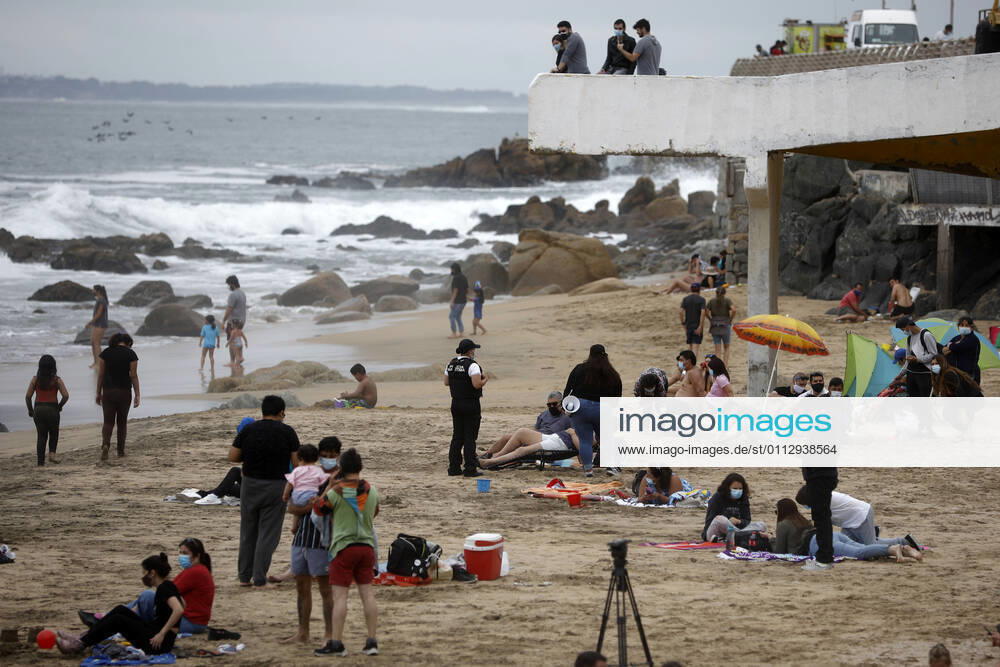 Health authorities and regional government along with Navy personnel inspect vacationers on the Amarilla beach of this commune that advanced to phase 3 Andres Pina Aton Chile, Concon Chile Aton 488586