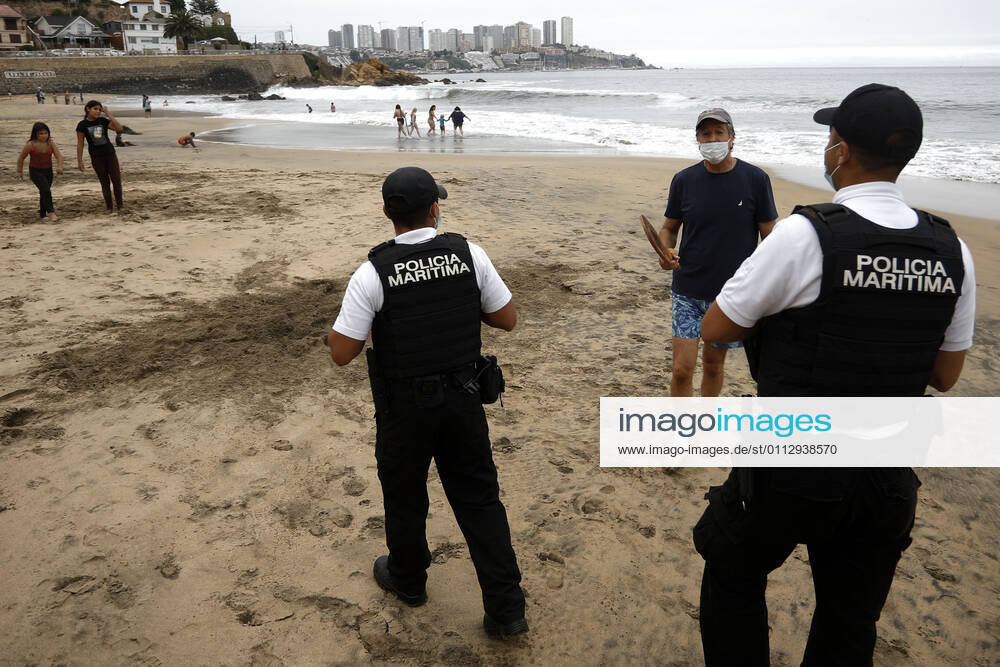 Health authorities and regional government along with Navy personnel inspect vacationers on the Amarilla beach of this commune that advanced to phase 3 Andres Pina Aton Chile, Concon Chile Aton 488588