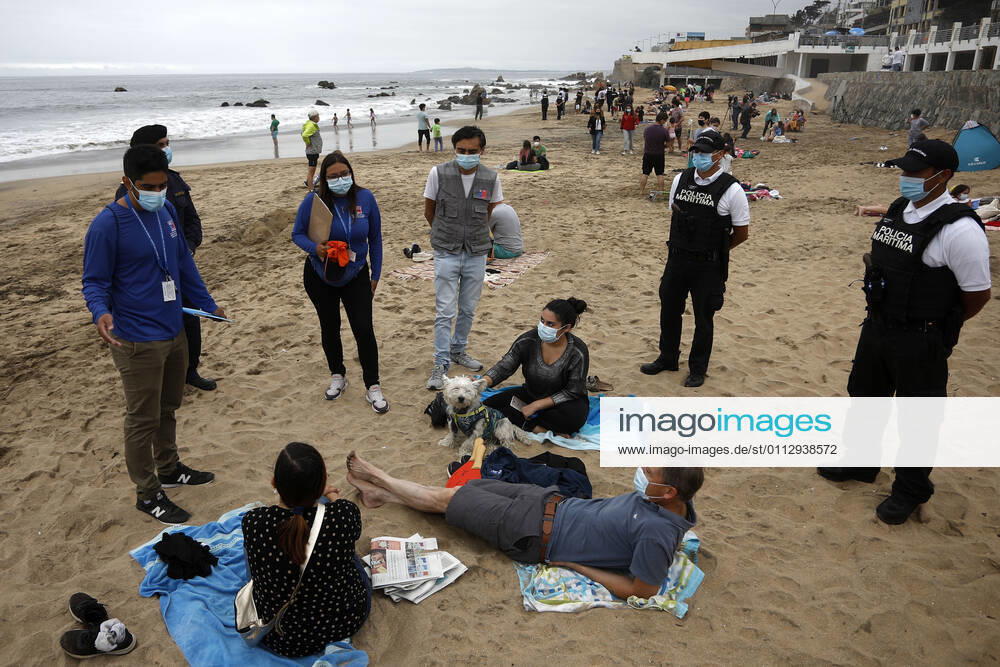 Health authorities and regional government along with Navy personnel inspect vacationers on the Amarilla beach of this commune that advanced to phase 3 Andres Pina Aton Chile, Concon Chile Aton 488590