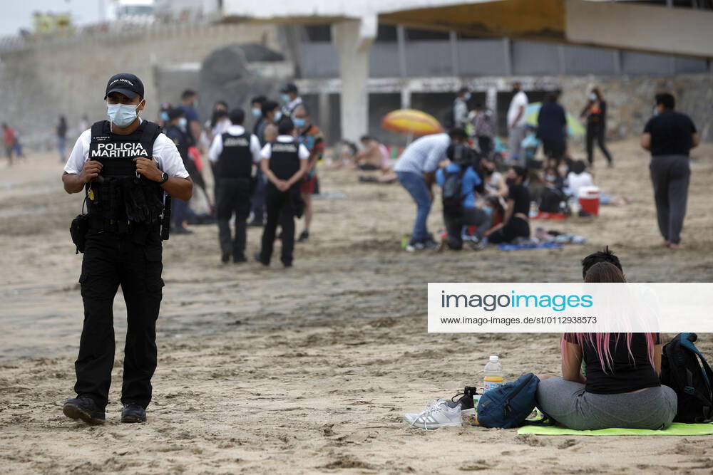 Health authorities and regional government along with Navy personnel inspect vacationers on the Amarilla beach of this commune that advanced to phase 3 Andres Pina Aton Chile, Concon Chile Aton 488591