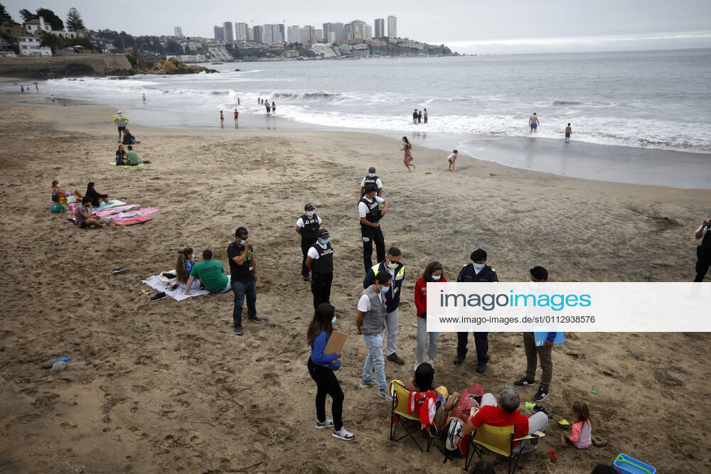 Health authorities and regional government along with Navy personnel inspect vacationers on the Amarilla beach of this commune that advanced to phase 3 Andres Pina Aton Chile, Concon Chile Aton 488594