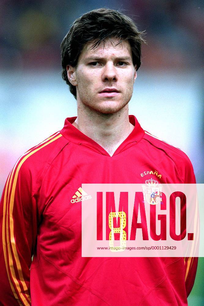 Xabi Alonso (Spanien) während der Nationalhymne - VERÖFFENTLICHUNGSRECHTE NUR FÜR DEUTSCHE MEDIEN Fußball Länderspiel Herren Freundschaftsspiel 2004, Testspiel, Länderspiel, Nationalmannschaft, Nationalteam, Nationaltrikot Porträt Gijon