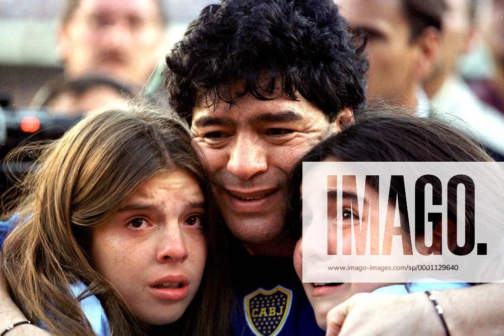 Diego Armando Maradona (Argentinien) und seine Töchter Dalma und Giannina sind anlässlich seines Abschiedsspiels zu Tränen gerührt - VERÖFFENTLICHUNGSRECHTE NUR FÜR DEUTSCHE MEDIEN Fußball Herren Fußballlegende 2001, Fußballegende, Fußballegenden, Fußballlegenden, Legende, Legenden Gruppe Buenos Aires
