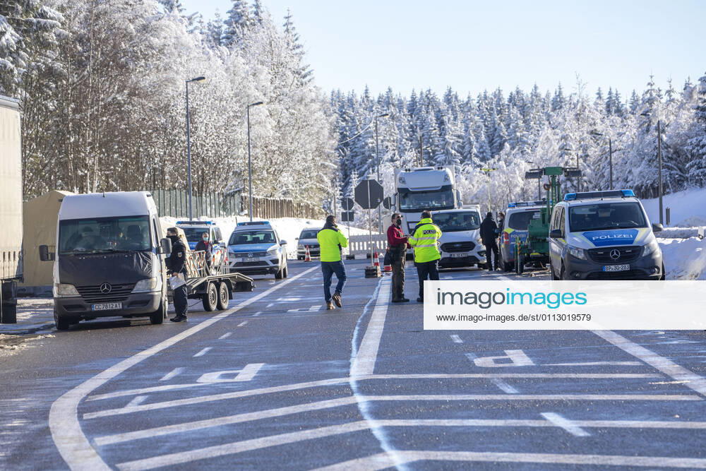 Grenze. Seit Sonntag 0 Uhr gelten in Deutschland verschärfte Grenzkontrollen. An nahezu jeden Grenzübergang zwischen Tschechien und Deutschland wird jeder Autofahrer und LKW Fahrer kontrolliert. Die aus Tschechien nach Deutschland Reisenden müssen neben einem Coronanegativtest auch eine Einreiseanmeldung vorweisen können. Genau hier scheitern viele Autofahrer an der Grenze. Viele haben den Coronanegativtest vorliegen, aber nicht die Einreiseanmeldung. Die Anmeldebescheinigung kann direkt bei den Grenzbeamten ausgefüllt werden, doch das dauert. Die Folgen sind lange Wartezeiten an der Grenze sowie Stau. Auch am Grenzübergang Reitzenhain gab es am Sonntag trotz wenig Verkehr Stau. Oft mussten die Beamten mit den Arbeitgebern tele