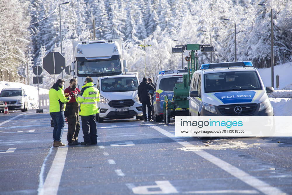 Grenze. Seit Sonntag 0 Uhr gelten in Deutschland verschärfte Grenzkontrollen. An nahezu jeden Grenzübergang zwischen Tschechien und Deutschland wird jeder Autofahrer und LKW Fahrer kontrolliert. Die aus Tschechien nach Deutschland Reisenden müssen neben einem Coronanegativtest auch eine Einreiseanmeldung vorweisen können. Genau hier scheitern viele Autofahrer an der Grenze. Viele haben den Coronanegativtest vorliegen, aber nicht die Einreiseanmeldung. Die Anmeldebescheinigung kann direkt bei den Grenzbeamten ausgefüllt werden, doch das dauert. Die Folgen sind lange Wartezeiten an der Grenze sowie Stau. Auch am Grenzübergang Reitzenhain gab es am Sonntag trotz wenig Verkehr Stau. Oft mussten die Beamten mit den Arbeitgebern tele