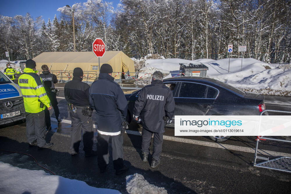 Grenze. Seit Sonntag 0 Uhr gelten in Deutschland verschärfte Grenzkontrollen. An nahezu jeden Grenzübergang zwischen Tschechien und Deutschland wird jeder Autofahrer und LKW Fahrer kontrolliert. Die aus Tschechien nach Deutschland Reisenden müssen neben einem Coronanegativtest auch eine Einreiseanmeldung vorweisen können. Genau hier scheitern viele Autofahrer an der Grenze. Viele haben den Coronanegativtest vorliegen, aber nicht die Einreiseanmeldung. Die Anmeldebescheinigung kann direkt bei den Grenzbeamten ausgefüllt werden, doch das dauert. Die Folgen sind lange Wartezeiten an der Grenze sowie Stau. Auch am Grenzübergang Reitzenhain gab es am Sonntag trotz wenig Verkehr Stau. Oft mussten die Beamten mit den Arbeitgebern tele