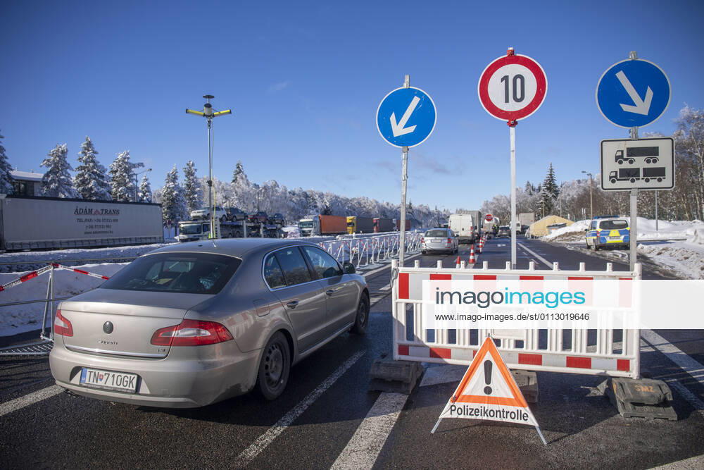 Grenze. Seit Sonntag 0 Uhr gelten in Deutschland verschärfte Grenzkontrollen. An nahezu jeden Grenzübergang zwischen Tschechien und Deutschland wird jeder Autofahrer und LKW Fahrer kontrolliert. Die aus Tschechien nach Deutschland Reisenden müssen neben einem Coronanegativtest auch eine Einreiseanmeldung vorweisen können. Genau hier scheitern viele Autofahrer an der Grenze. Viele haben den Coronanegativtest vorliegen, aber nicht die Einreiseanmeldung. Die Anmeldebescheinigung kann direkt bei den Grenzbeamten ausgefüllt werden, doch das dauert. Die Folgen sind lange Wartezeiten an der Grenze sowie Stau. Auch am Grenzübergang Reitzenhain gab es am Sonntag trotz wenig Verkehr Stau. Oft mussten die Beamten mit den Arbeitgebern tele