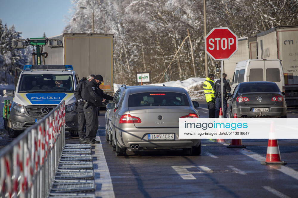 Grenze. Seit Sonntag 0 Uhr gelten in Deutschland verschärfte Grenzkontrollen. An nahezu jeden Grenzübergang zwischen Tschechien und Deutschland wird jeder Autofahrer und LKW Fahrer kontrolliert. Die aus Tschechien nach Deutschland Reisenden müssen neben einem Coronanegativtest auch eine Einreiseanmeldung vorweisen können. Genau hier scheitern viele Autofahrer an der Grenze. Viele haben den Coronanegativtest vorliegen, aber nicht die Einreiseanmeldung. Die Anmeldebescheinigung kann direkt bei den Grenzbeamten ausgefüllt werden, doch das dauert. Die Folgen sind lange Wartezeiten an der Grenze sowie Stau. Auch am Grenzübergang Reitzenhain gab es am Sonntag trotz wenig Verkehr Stau. Oft mussten die Beamten mit den Arbeitgebern tele