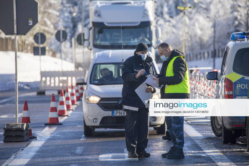 Grenze. Seit Sonntag 0 Uhr gelten in Deutschland verschärfte Grenzkontrollen. An nahezu jeden Grenzübergang zwischen Tschechien und Deutschland wird jeder Autofahrer und LKW Fahrer kontrolliert. Die aus Tschechien nach Deutschland Reisenden müssen neben einem Coronanegativtest auch eine Einreiseanmeldung vorweisen können. Genau hier scheitern viele Autofahrer an der Grenze. Viele haben den Coronanegativtest vorliegen, aber nicht die Einreiseanmeldung. Die Anmeldebescheinigung kann direkt bei den Grenzbeamten ausgefüllt werden, doch das dauert. Die Folgen sind lange Wartezeiten an der Grenze sowie Stau. Auch am Grenzübergang Reitzenhain gab es am Sonntag trotz wenig Verkehr Stau. Oft mussten die Beamten mit den Arbeitgebern tele