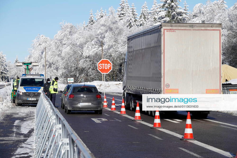 Corona- Grenzkontrolle 14.02.2021, Grenze, Reitzenhain, Grenzkontrolle Wegen der sich rasant ausbreitenden Corona- Pandemie in Tschechien sind ab heute die Grenzen zu Tschechien unter anderem auch in Sachsen geschlossen. Ausnahmen gibt es für Ärzte, Kranken- und Altenpfleger sowie für Lkw-Fahrer und landwirtschaftliche Saisonkräfte. Für alle Einreisenden gilt, dass sie einen negativen Coronatest vorweisen müssen. Die Polizeikräfte vor Ort wurden noch durch Kräfte der Bundespolizei verstärkt. Es gab eine Reihe von unwissenden Fahrern, die noch nicht über die neuen Corona- Verordnungen informiert waren. Mehrere LKW und PKW wurden auf Grund eines fehlenden negativen Corona- Tests nach Tschechien zurückgeschickt. Foto: Grenze Reitzenhain Che